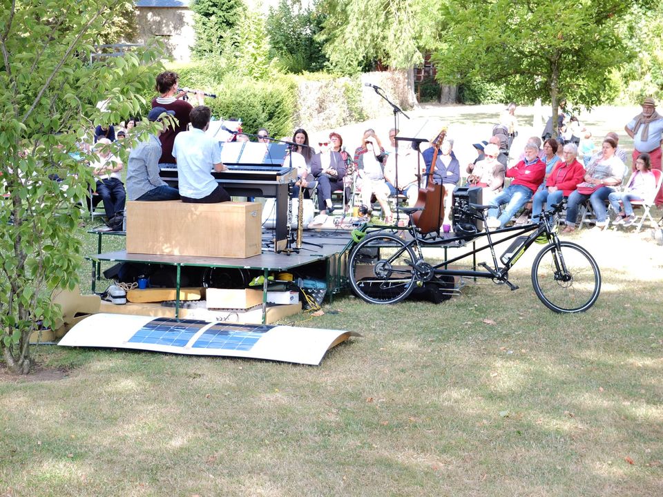 Auvergne Rhone Alpes Spectacle Vivant La Poursuite : éco-mobilité (à vélo notamment) dans le spectacle vivant